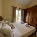 Sofia With Garden, Pool And Lounge Areas فيلة