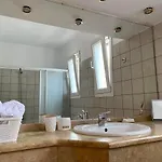 Sofia With Garden, Pool And Lounge Areas فيلة