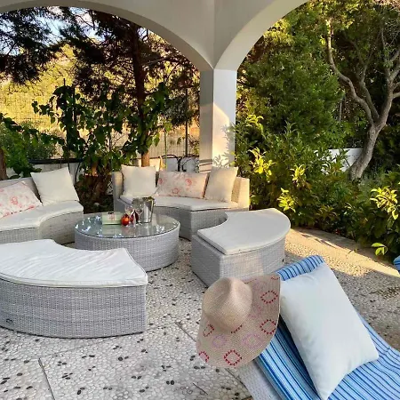 فيلة Sofia With Garden, Pool And Lounge Areas *
