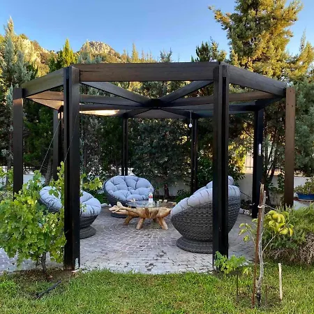 فيلة Sofia With Garden, Pool And Lounge Areas *