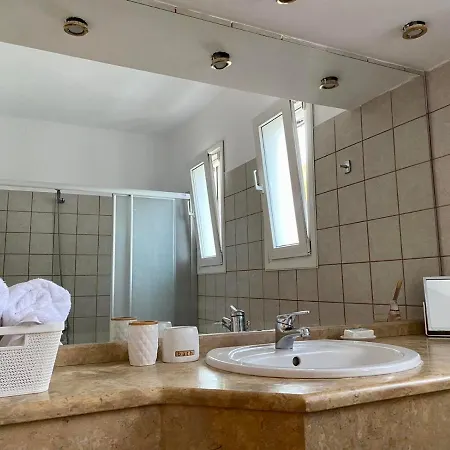 Sofia With Garden, Pool And Lounge Areas ヴィラ