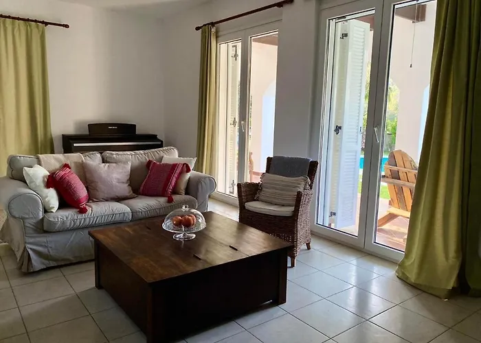 וילה Sofia With Garden, Pool And Lounge Areas