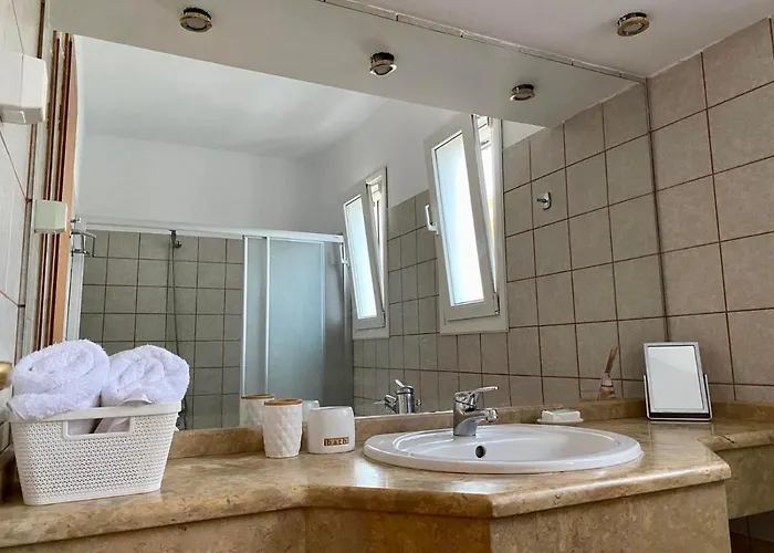 Sofia With Garden, Pool And Lounge Areas וילה